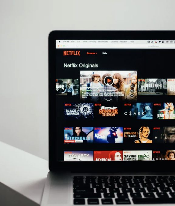 Netflixの視聴履歴を簡単に削除する方法。TV、PC、スマホ、アプリそれぞれの消し方を紹介している画像です。