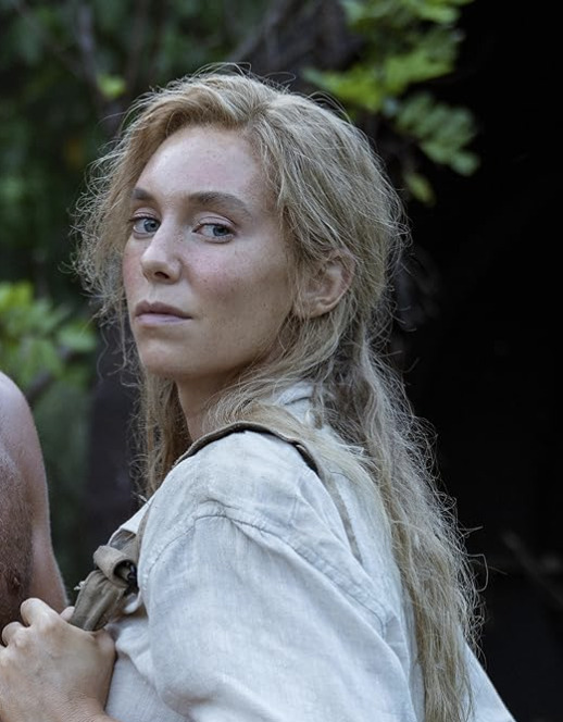alt="映画エデンでマーガレット・ヴィットマーを演じるシドニー・スウィーニー"