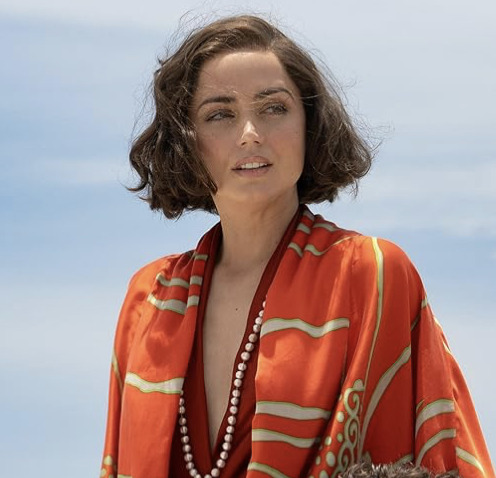 alt="映画エデンで女爵エロイーズを演じるアナ・デ・アルマス"